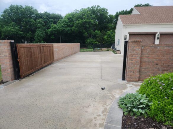 Modern horizontal cedar privacy screen at an Addison, TX patio home